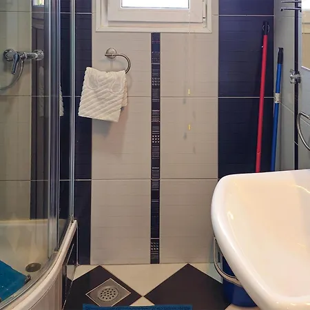 1 Bedroom Awesome In Apartment *
