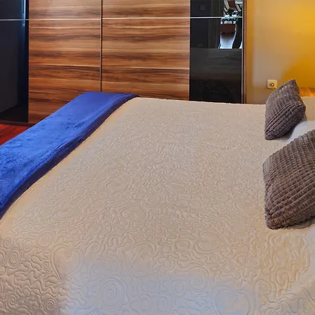 1 Bedroom Awesome In Apartment *